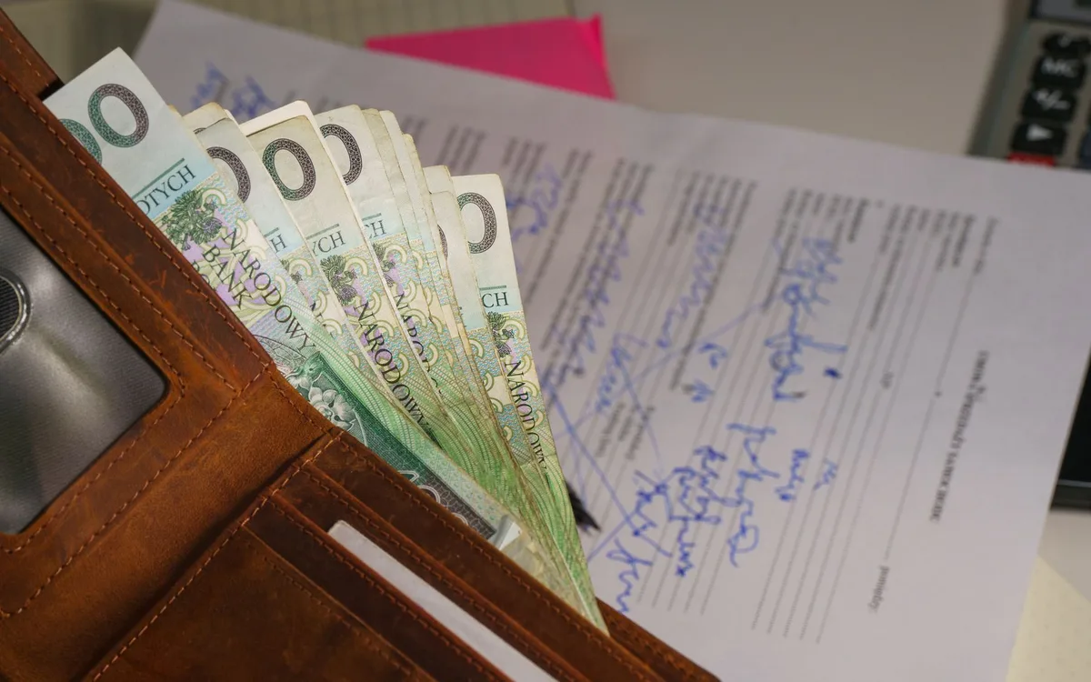 Jak sprawdzić wynagrodzenie podstawowe, success fee i podatek VAT?