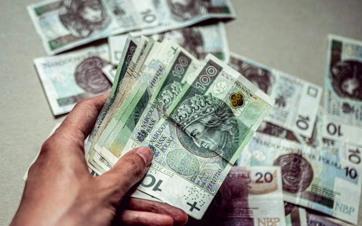 Czy kurs średni NBP może zastąpić tabelę kursową banku?